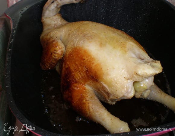 Обжарить курицу в сотейнике на  масле (кукурузное с оливковым) со всех сторон, уменьшить огонь, посолить, поперчить, налить вино и тушить под крышкой 15 минут, затем добавить яблоки кусочками  и тушить час.