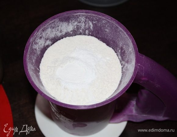 Добавить сметану,сгущенку и просеянную муку с разрыхлителем.Все перемешать.