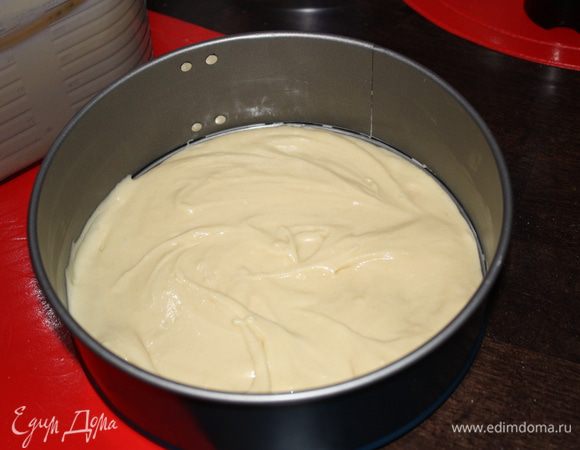 Одну треть теста выливаем в круглую форму (у меня на 24,смазанная слив. маслом) В остальное тесто добавляем какао и выливаем в другую форму.Не переживайте,что теста получилось мало.Оно поднимется.