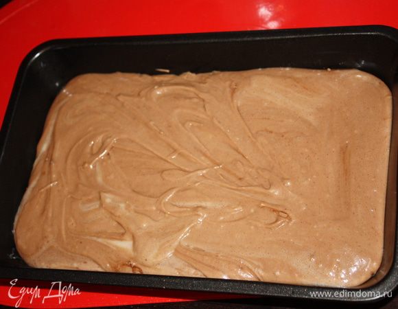 Для шоколадного теста лучше брать прямоугольную форму (удобней будет резать на кусочки),но если нет сойдет и другая.