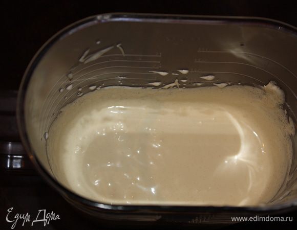 Тем временем приготовим крем.Сметану взбить с сахаром несколько минут. У меня сметана 42 процента,крем получается очень густой.