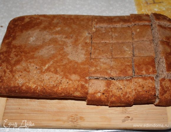 Остывший шоколадный корж режем на кусочки примерно 1,5"1,5 см.