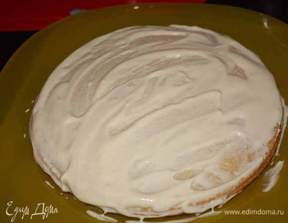 Остывший светлый корж выкладываем на тарелку и смазываем кремом.Даем впитаться.