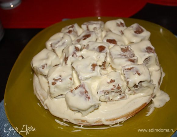 В следующий ряд выкладываем кусочки шоколадного бисквита,предварительно обмакивая их в крем.