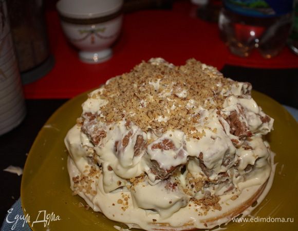 Посыпаем грецкими орехами. И так продолжаем выкладывать ряд за рядом,пока не кончатся кусочки бисквита. Прежде чем выкладывать след. ряд,нужно подождать немного,чтобы крем впитался.Я ждала примерно по 20 минут.