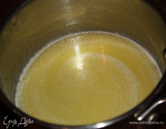 К намеченному времени приготовим глазурь. В растопленное слив. масло добавляем сахар,молоко и какао и на медленном огне немного поварим,не доводя до кипения.