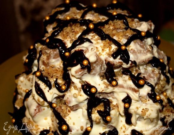 С помощью кондитерского мешка или шприца поливаем торт глазурью и ставим в холодильни кна 3-4 часа,а лучше на ночь. Я не сильна конечно в украшениях тортов (опыта нет),но вроде симпатично получилось. Мы ели через 3 часа и он уже был очень здорово пропитан.