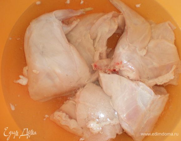 Кусочки кролика замочить в воде с уксусом ( на 2 л - 3 ст. л. уксуса ) на 30-40 минут .