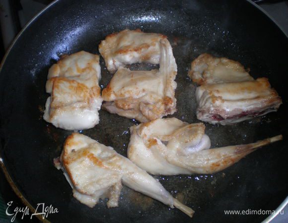 Обсушить полотенцем и обжарить на оливковом масле .