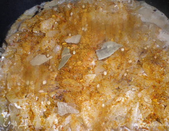  Засыпать кусочки луком , залить сметаной , специями  и тушить на слабом огне 40 минут . 