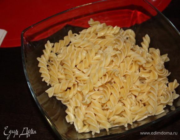 Отварить макароны в подсоленной воде до состояния аль денте.
