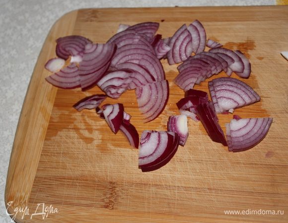 Порезать луковицу  небольшими ломтиками.