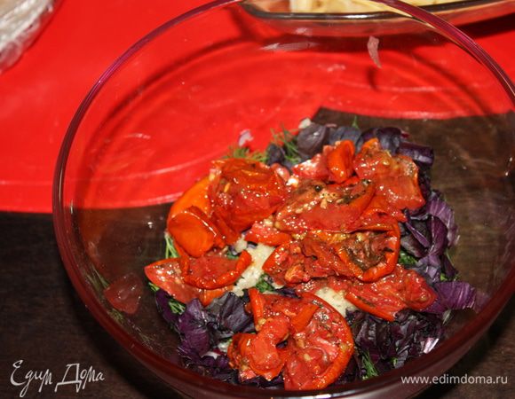 Нарезать томаты небольшими кусочками.