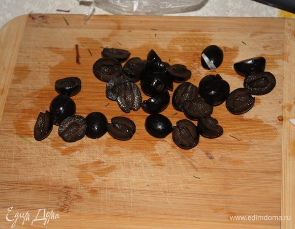 Оливки разрезать пополам или положить целиком, кто как любит.