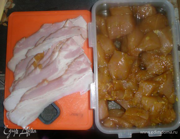 Грудку куриную нарезаю брусочками, мариную соевым соусом, бекон нарезаю тонкими полосками.