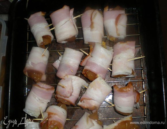 Заворачиваю  кусочки курицы в бекон, закалываю зубочисткой и ставлю в духовку на 20 минут запечься. Колбаски можно на гриль, на мангал - будет очень хорошо! Для салата их можно целиком, я порезала.