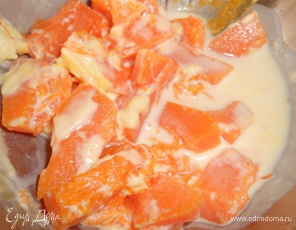 Тыкву отварить в молоке до мягкости, слить половину молока (эта часть молока нам не понадобится - с него можно испечь хлеб)  и тыкву с остальным молоком проблендерить в пюре, остудить.