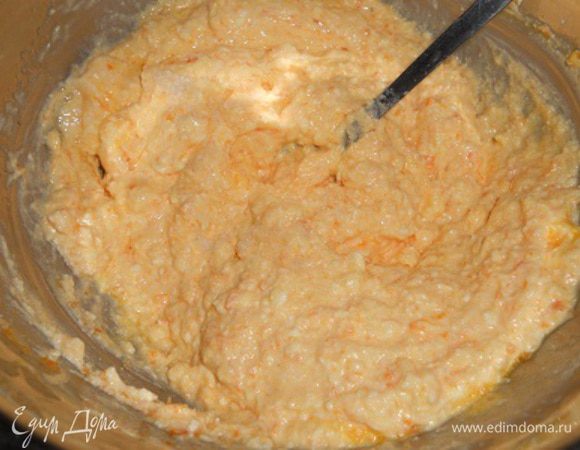 Затем добавить  тыкву в творог, добавить яйцо,посолить, добавить сахар - перемешать. Добавить частями муку и замесить очень нежное мягкое тесто, кастрюлю с водой поставить на огонь , как закипит отрывать от теста шарики присыпая руки мукой и кладем в кипящую подсоленную воду, когда всплывут шарики на поверхность воды - помешивая варим 3-4 минуты. Достаем шумовкой в тарелку и подаем порционно со сметанкой. Приятного аппетита.