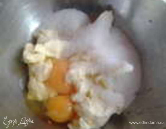 Тесто. Сложите в миску мягкое масло, яйцо, соль, пудру и хорошо размешайте до однородности 