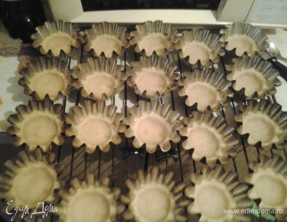 Распределите тесто по формочкам, отправьте в холодильник на 30-40 минут. Достаньте формочки из холодильника и выпекайте в заранее разогретой до 200С духовке  в течение 10-15 минут, главное не пересушить, а то корзиночки получатся твердыми