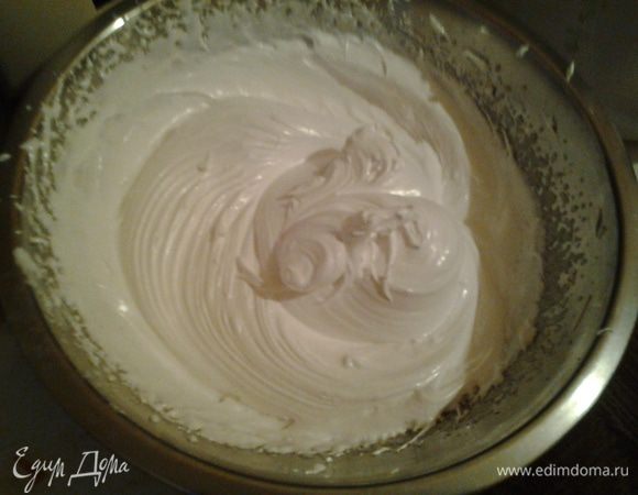 Тем временем приготовим крем. Для этого слегка взбейте в чашке белки, сахар, лимонную кислоту и ванилин. Поставьте на водяную баню (вода должна кипеть) и взбивайте на водяной бане до появления крепких пиков. Затем снимите и взбивайте еще 3-5 минут. Крем охладите.