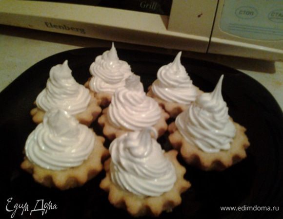 Остывшие корзиночки выньте из формы, смажьте кислым вареньем и сверху украсьте кремом, приятного аппетита!