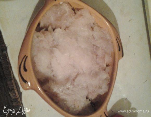 Рыбу очистить от костей, уложить в форму.