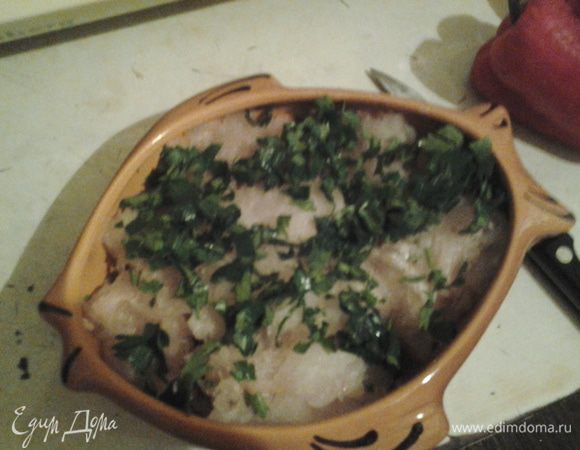 Посолить, поперчить. Мелко нарезать петрушку или любые травки, которые вам по вкусу, уложить на рыбку