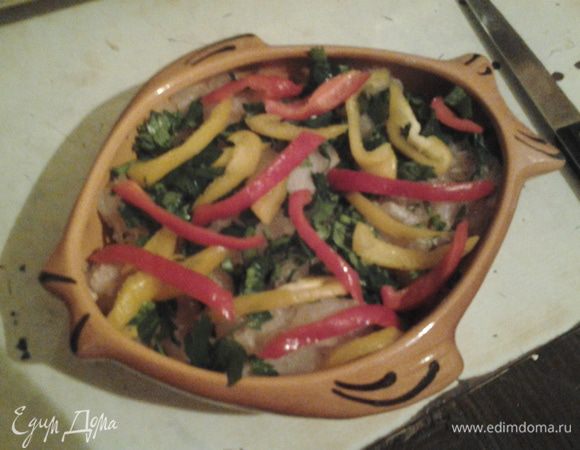 Болгарский перец нарезать соломкой и уложить поверх петрушки.