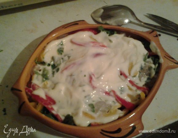 Смазать все сверху небольшим количеством майонеза.