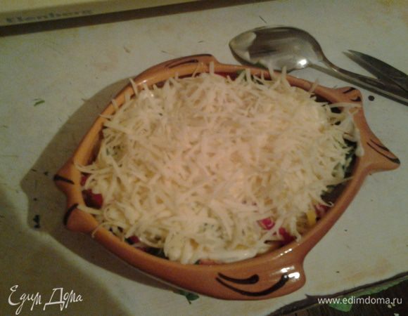 Посыпать сыром.