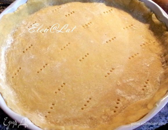 Размягченное сливочное масло растереть с пудрой. Затем добавить яйцо, сметану и муку. Замесить тесто. Тесто может немного липнуть к рукам, но после охлаждения перестанет.
Скатать в шар, накрыть пленкой и убрать в холодильник на 40 минут. Или сразу распределитель по форме,  где будете выпекать, сделать бортики, наколоть вилкой и убрать в морозильную камеру минут на 10.
Выпекать в заранее разогретой до 180 градусов духовке 15-20 минут.
