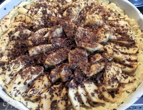 Шоколад натереть на терке.Посыпать шоколадной стружкой, уложенные на корж яблочные дольки.