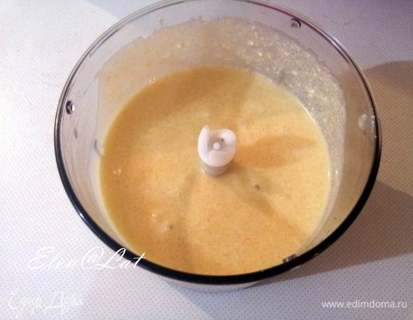 Отделить белки от желтков.
Творог растереть с сахаром и желтками.
Отдельно, белки взбить в крепкую пену. Аккуратно ввести взбитые белки в творожную массу.
 
