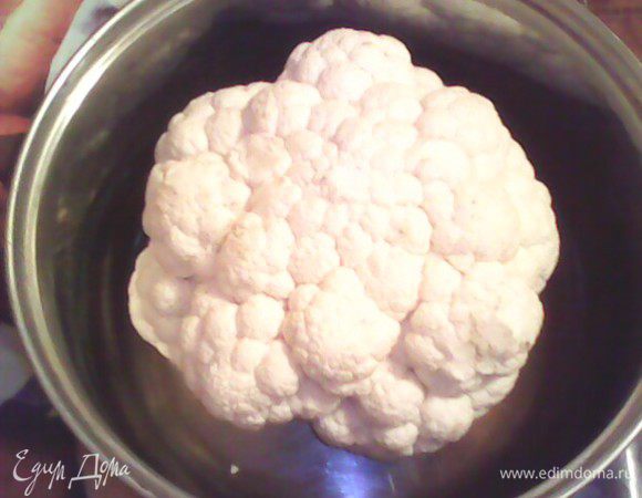 цветную капусту отварить целиком в течении минут 5 -10, не более, чтобы капуста не разварилась.