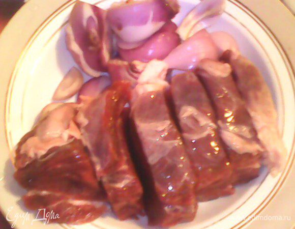 из мяса, лука и чеснока приготовить фарш. 