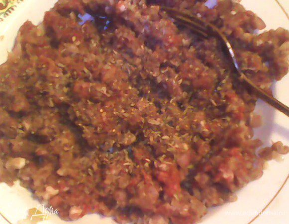 добавить в фарш специи и соль.