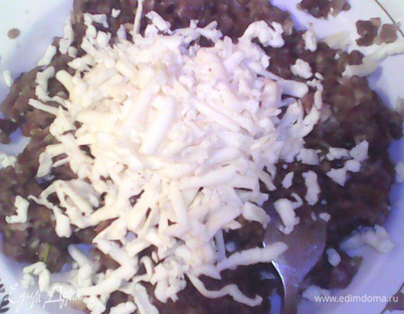 брынзу натереть на терке. часть смешать с фаршем, немного оставить.