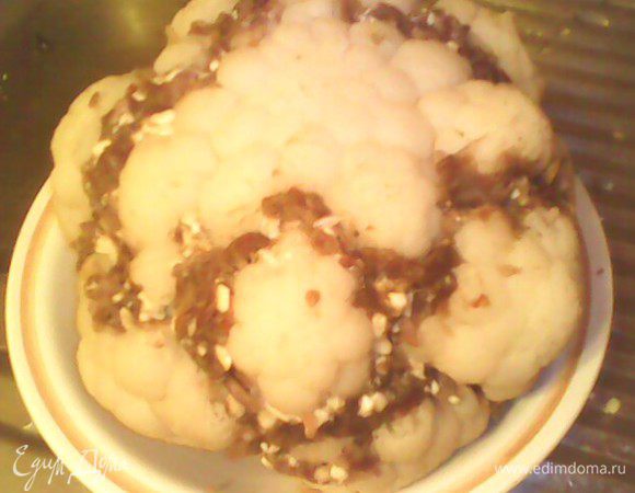 капусту остудить и наполнить фаршем просто между соцветиями. присыпать сверху оставшейся брынзой и в смазанной растительным маслом форме поставить в духовку на час-полтора (в зависимости от величины капусты, у меня была на 1,5 кг, запекалась 1,5 часа ровно).