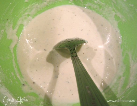 В теплой воде растворить дрожжи   оставить на минут 10. Добавить оливковое масло.перемешать. Муку просеять,добавить соль,сахар,базилик,перемешать. Влить в муку воду и замесить тесто.