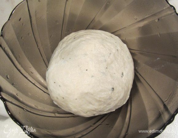  Месить тесто 2-3 минуты, пока не перестанет липнуть к рукам. Если вам покажется,что муки маловато,добавлять не нужно,для пиццы это даже лучше,можно оставить в этой же миске и накрыв отправить в тепло для поднятия теста. Или же переложить тесто в миску и смазать снаружи оливковым маслом. Накрыть миску пищевой пленкой и поставить в теплое место на 40-60 мин, пока тесто не увеличится в 2 раза. Я ставлю в разогретую духовку на 50 градусов. так оно быстрее поднимется.