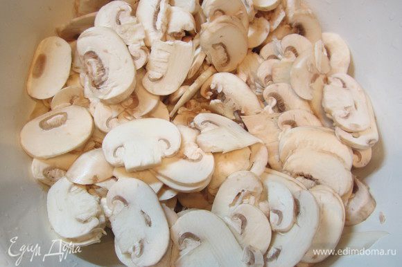 Порезать грибы на тонкие пласты и поставить тушить вместе с луком, добавив сливки, пока жидкость не испарится.