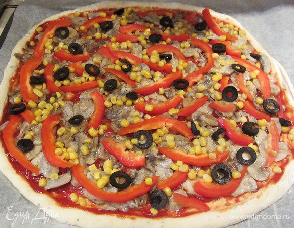 Смазываем тесто томатным соусом, добавляем грибы, перец, кукурузу,маслины.