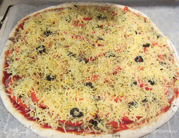 Посыпаем тертым сыром и базиликом, ставим в разогретую духовку на 190-200 градусов на 30 минут.