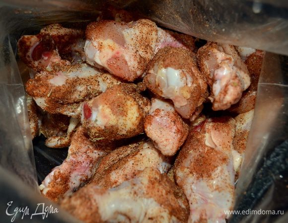 Куриные крылышки обвалять в этих специях  в пакете.