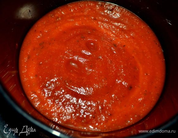 Соус выльем в кастрюльку  поставим на небольшой огонь,как разогреется снимем  с огня.Окунаем каждое крылышко в соусе. Сверху посыпаем пармезаном.