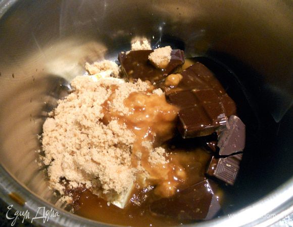 Добавить сахар (отложить 3 - 4 ст. л.), кукурузный сироп, ванильный экстракт.