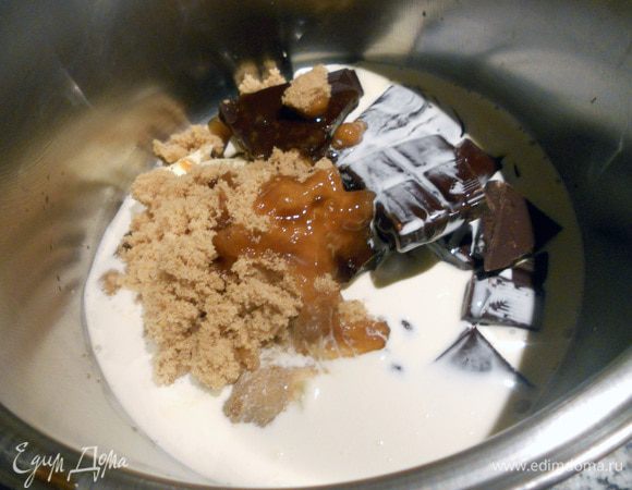 Влить 200 мл. сливок. Поставить на средний огонь, и, регулярно помешивая, довести практически до кипения. Огонь уменьшить и варить еще минут 5, помешивая. Снять с огня, немного охладить.
