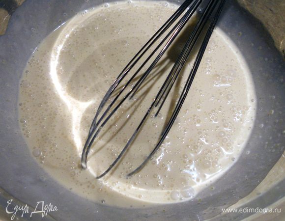 Присоединить оставшиеся сливки и взбить еще немного. Поставить миску на водяную баню и готовить, не доводя до кипения массы и регулярно помешивая, минут 10. После чего аккуратно постепенно и все время мешая венчиком влить шоколадную массу. Тщательно размешать и готовить еще минут 5-7. Хорошо охладить, желательно поместив миску в холодную воду. Переместить в контейнер и отправить в морозильную камеру до готовности (5-7 часов). 