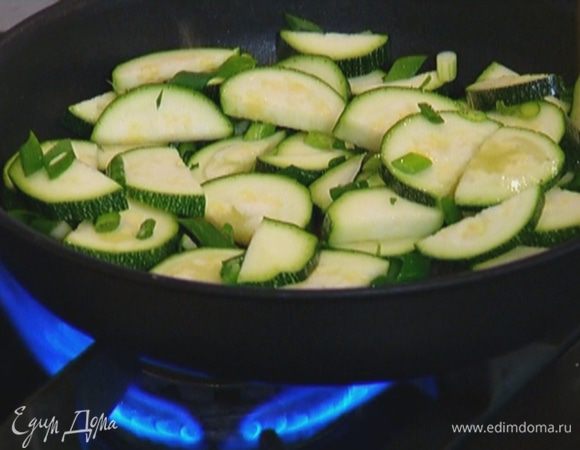 Выложить лук к цукини, перемешать, посолить, поперчить и еще немного обжарить.
